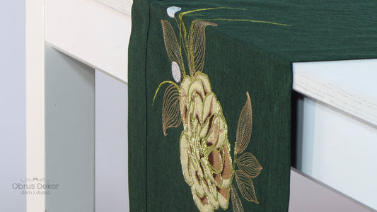 Bieżnik Zielony z Haftem – Motyw Róży Glamour i Złote Detale