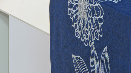 Bieżnik Granatowy ze Srebrnym Haftem – Nowoczesny Wzór Kwiatowy