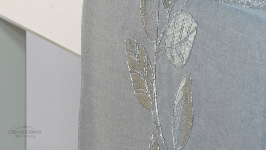 Szary Bieżnik Dekoracyjny ze Srebrnym Haftem – Motyw Liści