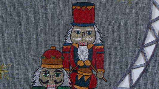 Szara Serwetka Świąteczna – Haft Dziadek do Orzechów