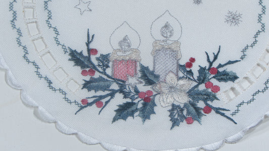 Biała Serwetka Świąteczna – Haftowane Świece i Ażur