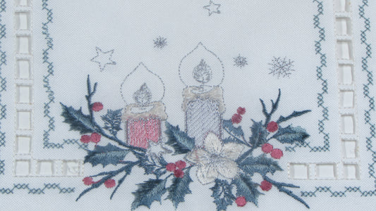 Świąteczna Serwetka Prostokątna – Haftowane Świece i Ażur