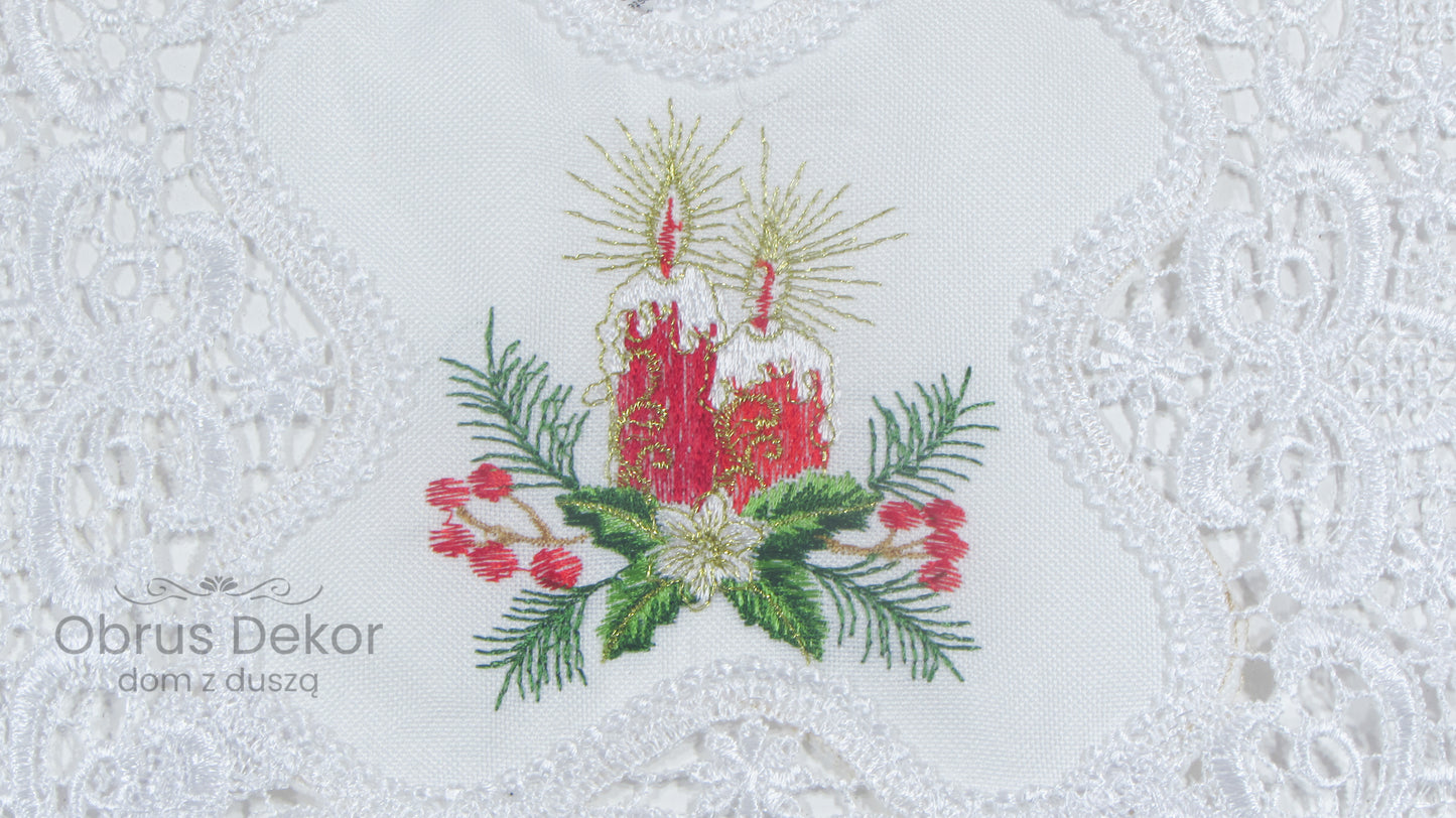 Biała Serwetka Świąteczny z Koronką – Haftowane Świece i Stroik