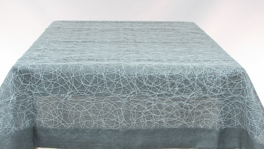 Szary Obrus Dekoracyjny – Abstrakcyjny Wzór z Ciemną Listwą