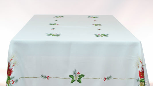 Biały Obrus Świąteczny z Koronką – Haftowane Świece i Stroik