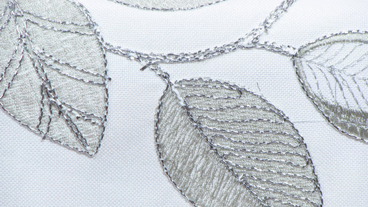 Biały Obrus Haftowany – Srebrne Liście i Gałązki
