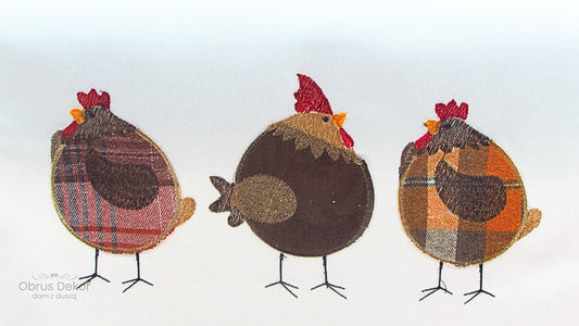 Biały Bieżnik Wielkanocny – Haftowane Brązowe Kurki w Kratkę