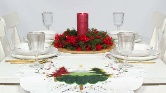 Biały Bieżnik Świąteczny z Aplikacją – Trzy Choinki i Lampki