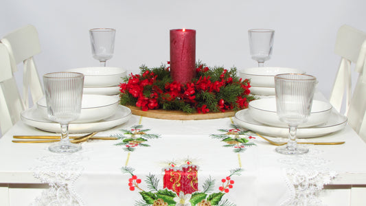 Biały Bieżnik Świąteczny z Koronką – Haftowane Świece i Stroik