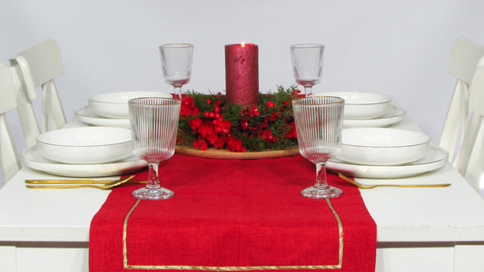 Czerwony Bieżnik Świąteczny – Struktura Lnu i Złota Taśma