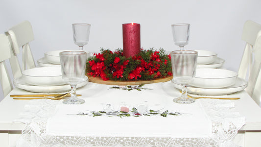 Biały Bieżnik Świąteczny z Koronką – Haftowane Świece i Gwiazda