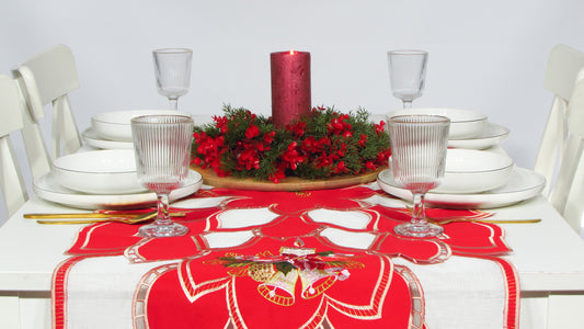 Czerwony Bieżnik Ażurowy – Haftowana Świeca i Złote Dzwonki