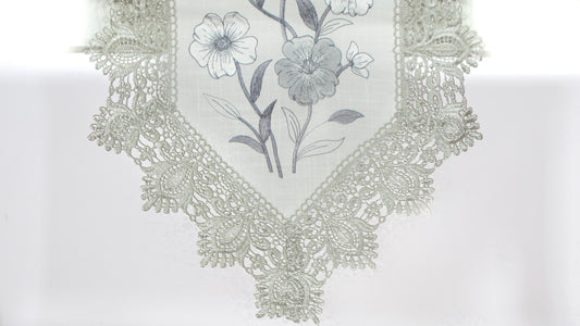 Szary Bieżnik z Koronką – Haftowane Srebrne Kwiaty