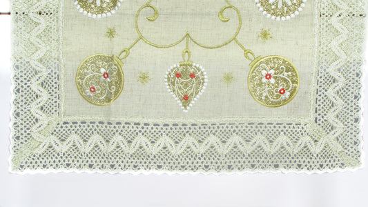 Beżowy Bieżnik Świąteczny z Koronką – Złote Bombki i Haft