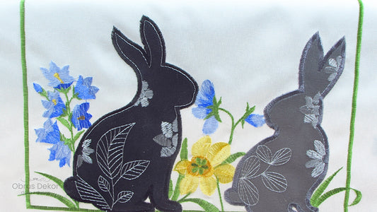 Bieżnik Wielkanocny – Haftowane Zające i Wiosenne Niebieskie Kwiaty