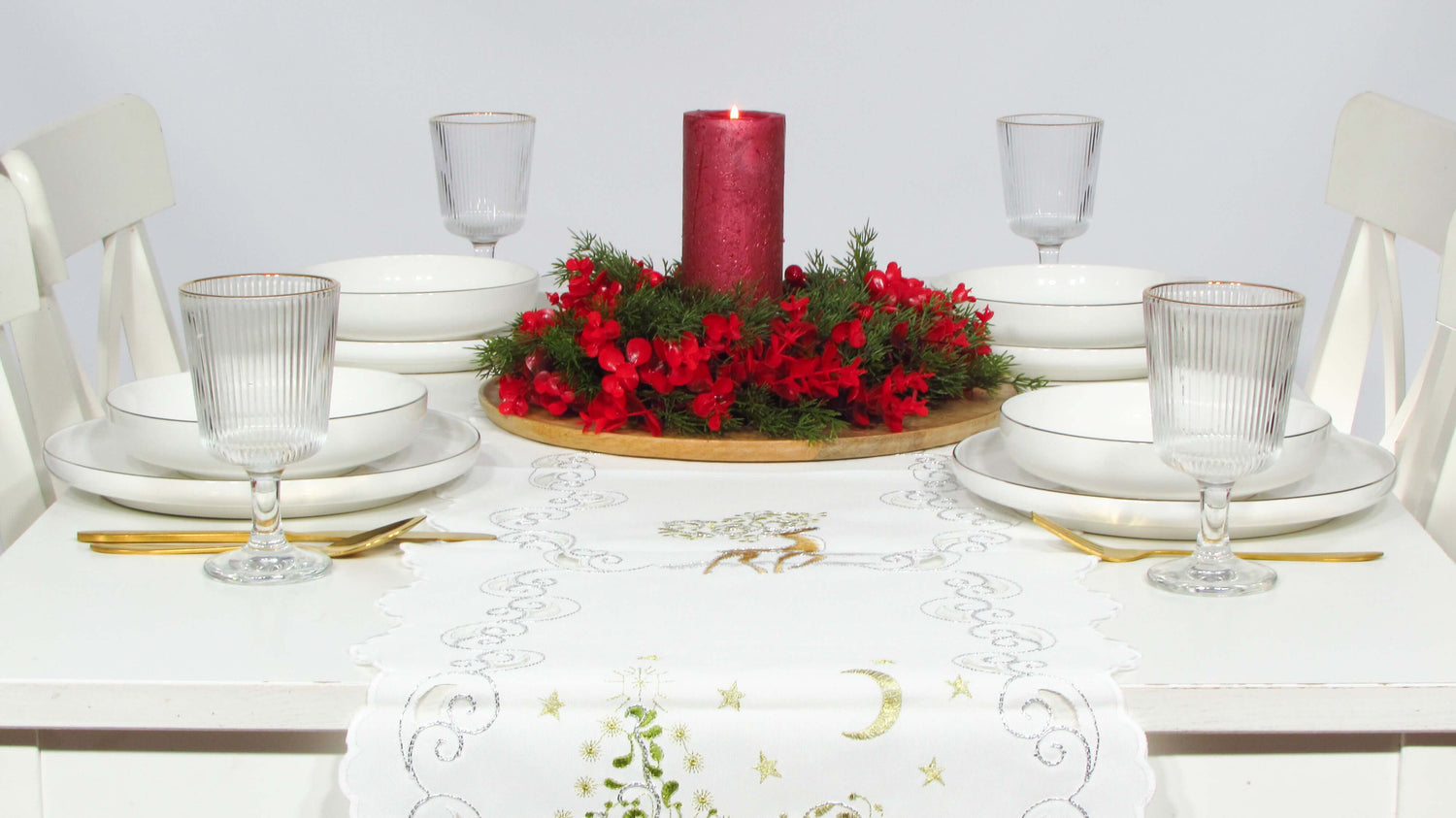 Stół z zielono-czerwonym świątecznym bieżnikiem 