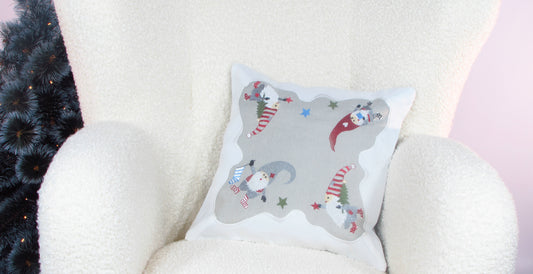 Poszewka Świąteczna Biało-Szara – Haftowane Skrzaty i Gwiazdki