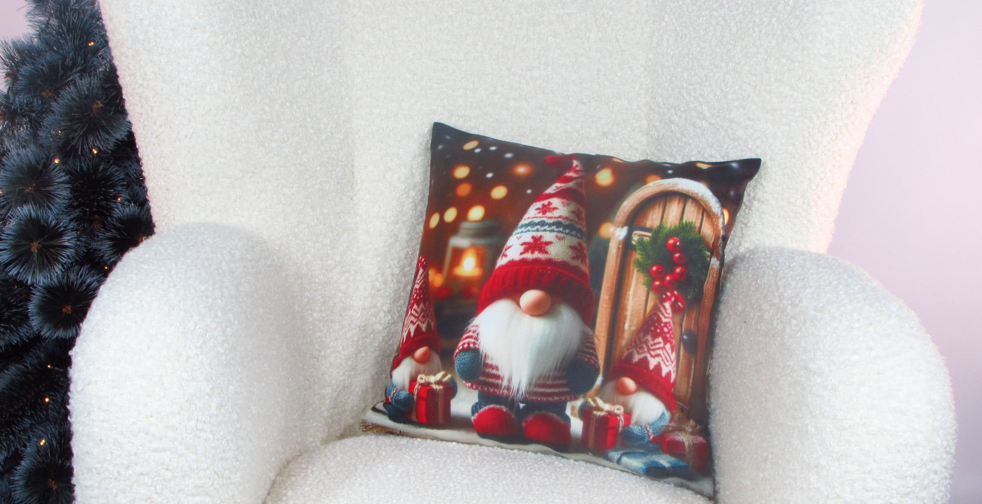 Poszewka Świąteczna ze Skrzatami – Trzy Krasnale, Prezenty i Lampion