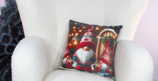 Poszewka Świąteczna ze Skrzatami – Trzy Krasnale, Prezenty i Lampion