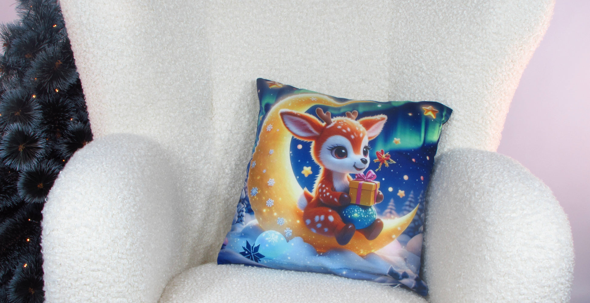 Poszewka Świąteczna z Jelonkiem – Bajkowy Wzór na Księżycu z Prezentem