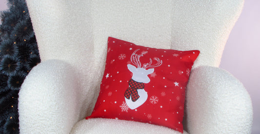 Poszewka Świąteczna Czerwona – Biały Renifer w Szaliku w Kratę