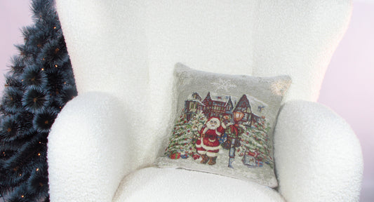 Poszewka Gobelinowa Świąteczna – Święty Mikołaj w Zimowym Miasteczku