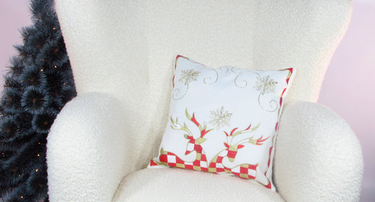 Poszewka Świąteczna Biała – Dwa Renifery w Kratę i Złoty Haft