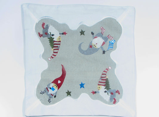 Poszewka Świąteczna Biało-Szara – Haftowane Skrzaty i Gwiazdki