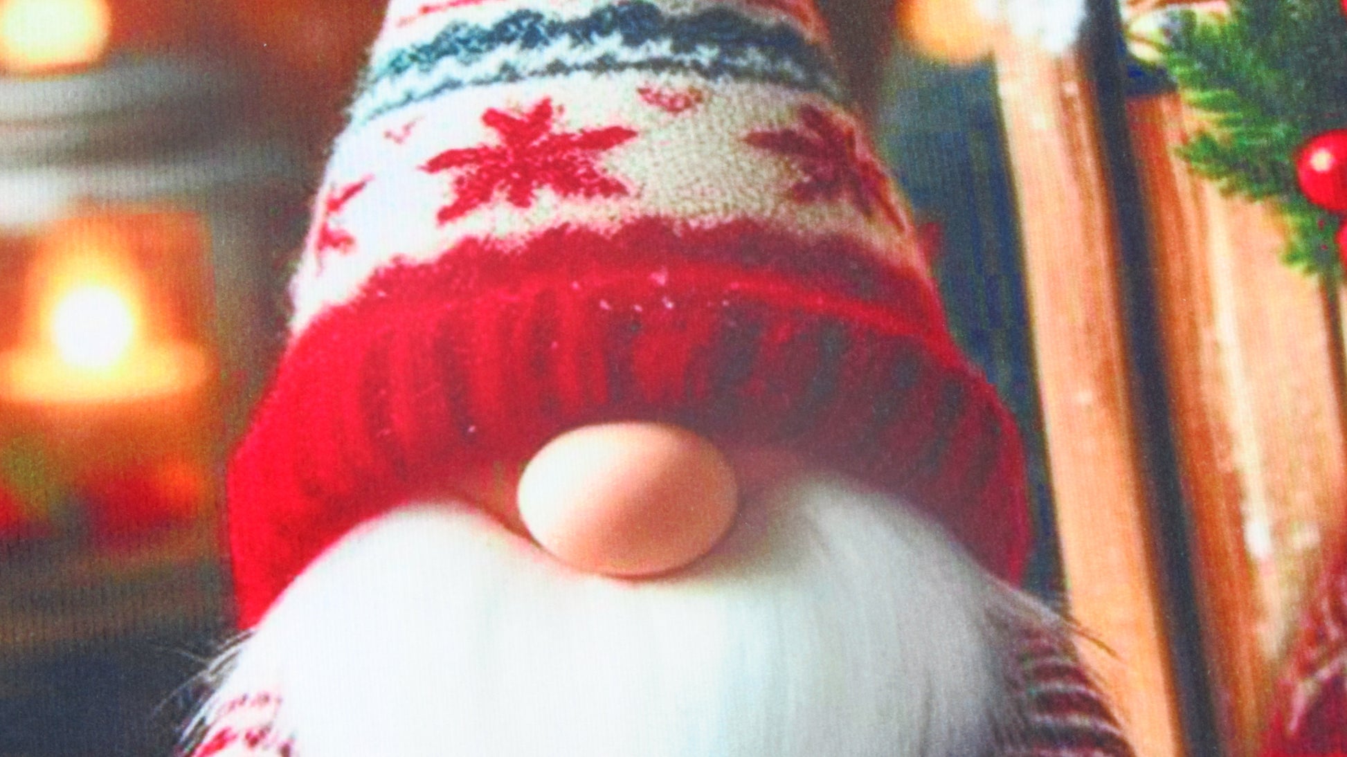 Poszewka Świąteczna ze Skrzatami – Trzy Krasnale, Prezenty i Lampion