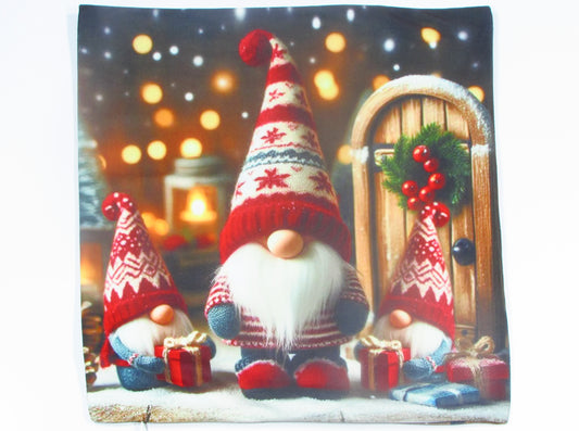 Poszewka Świąteczna ze Skrzatami – Trzy Krasnale, Prezenty i Lampion