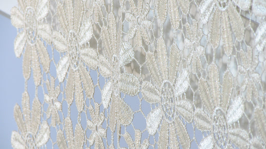 Bieżnik Gipiurowy Kremowy – Gęsty Motyw Kwiatowy Stokrotki