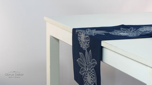 Bieżnik Granatowy ze Srebrnym Haftem – Nowoczesny Wzór Kwiatowy