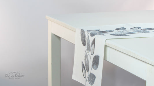 Biały Bieżnik ze Srebrnym Haftem – Satynowe Liście Glamour