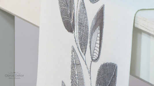 Biały Bieżnik ze Srebrnym Haftem – Satynowe Liście Glamour