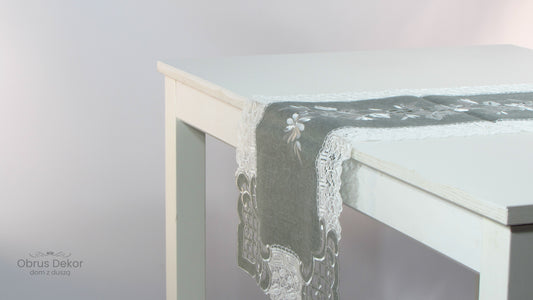 Bieżnik Szary z Szeroką Koronką i Haftem – Elegancki Styl Lniany