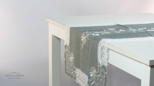 Bieżnik Szary z Szeroką Koronką i Haftem – Elegancki Styl Lniany