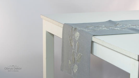 Szary Bieżnik Dekoracyjny ze Srebrnym Haftem – Motyw Liści