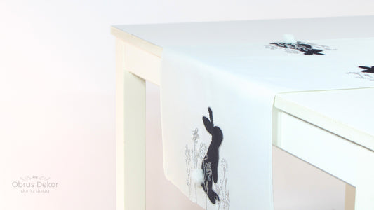 Bieżnik Wielkanocny Biały Srebrny Haft i Zające z Pomponami 3D – Elegancki