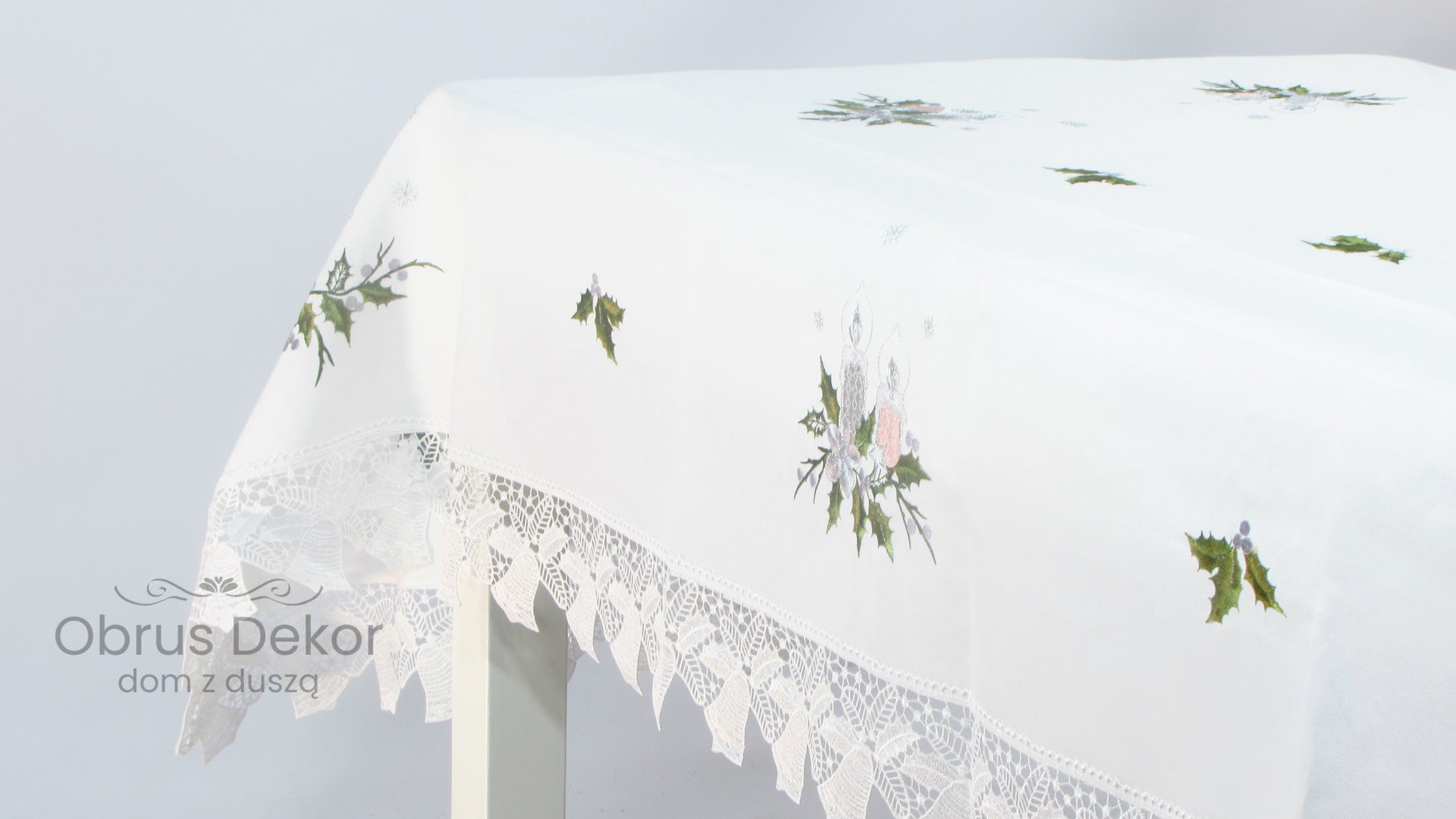 Biały Obrus Świąteczny z Koronką – Haftowane Świece i Gwiazda