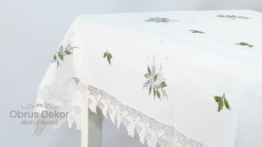 Biały Obrus Świąteczny z Koronką – Haftowane Świece i Gwiazda