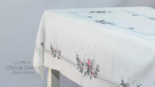 Obrus Świąteczny Biały – Haftowane Świece i Ozdobna Mereżka