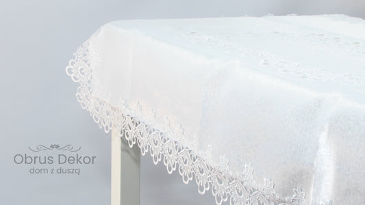 Obrus Biały Żakardowy z Szeroką Gipiurą i Koronkowym Środkiem