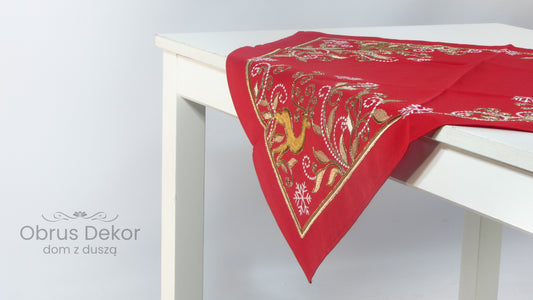 Czerwony Kwadrat Świąteczny – Złoty Renifer i Perłowe Detale