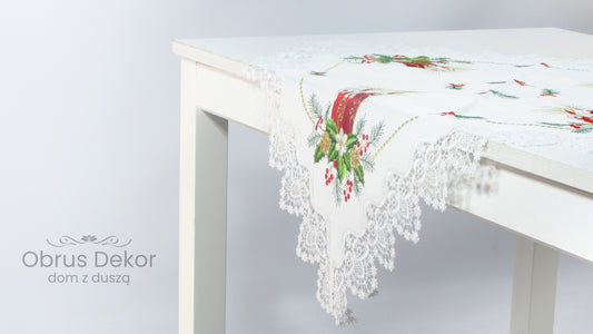 Biały Kwadrat Świąteczny z Koronką – Haftowane Świece i Stroik