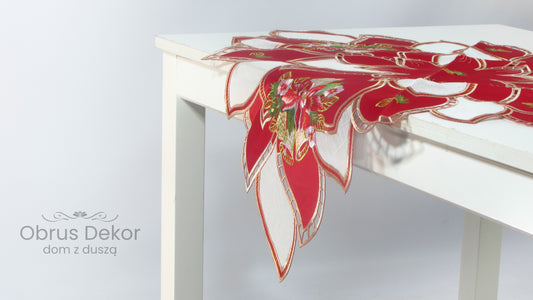 Czerwony Kwadrat Ażurowy – Haftowana Świeca i Złote Dzwonki