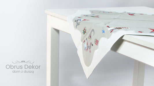 Szary Kwadrat Świąteczny – Wesoły Skrzat i Srebrny Haft