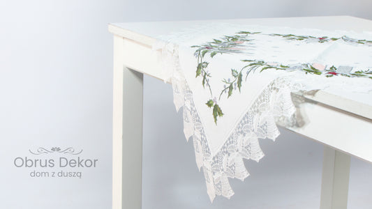 Biały Kwadrat Świąteczny z Koronką – Haftowane Świece i Gwiazda