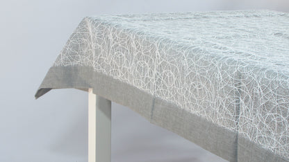 Szary Obrus Dekoracyjny – Abstrakcyjny Wzór z Ciemną Listwą