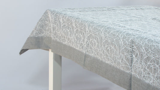 Szary Obrus Dekoracyjny – Abstrakcyjny Wzór z Ciemną Listwą