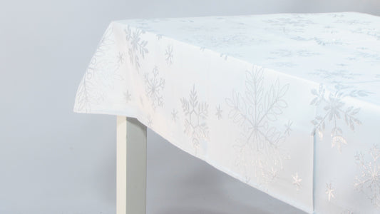 Biały Obrus Świąteczny – Srebrne Śnieżynki Brokat